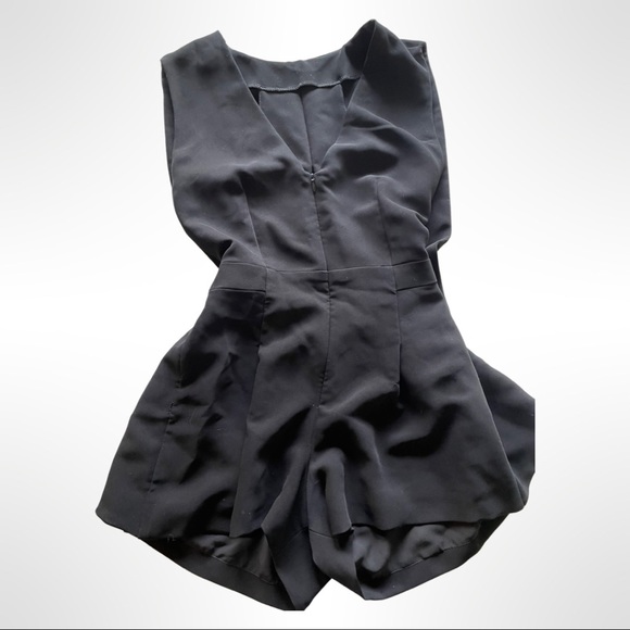 Amazing cutout jumpsuit in black. Size small - Picture 4 of 8